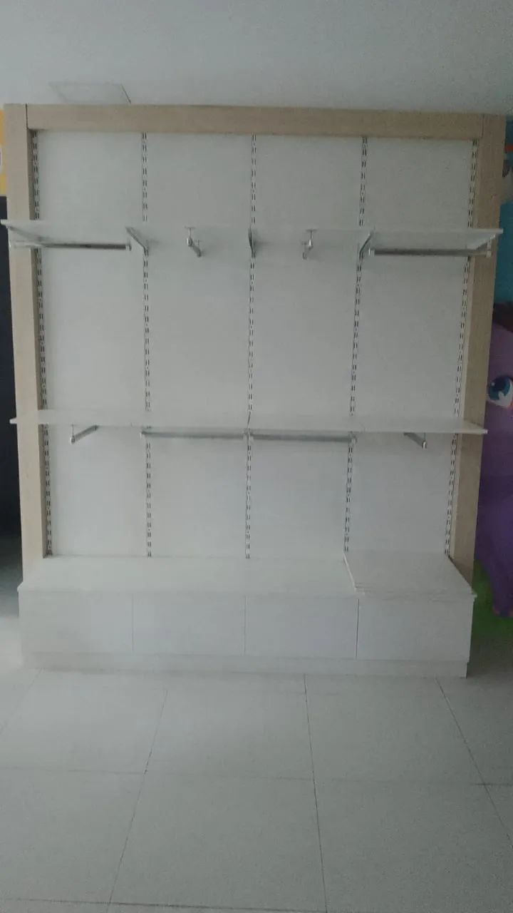 Painel expositor usado para cabides ou prateleiras