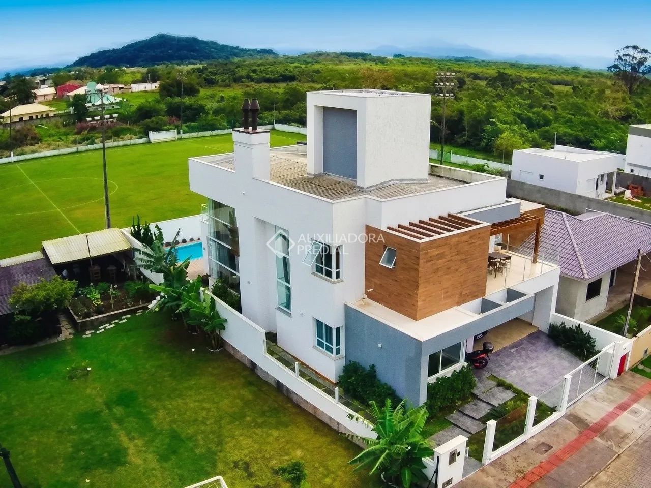 Casa completa e totalmente mobiliada com piscina no Ribeirão da Ilha - Foto 2