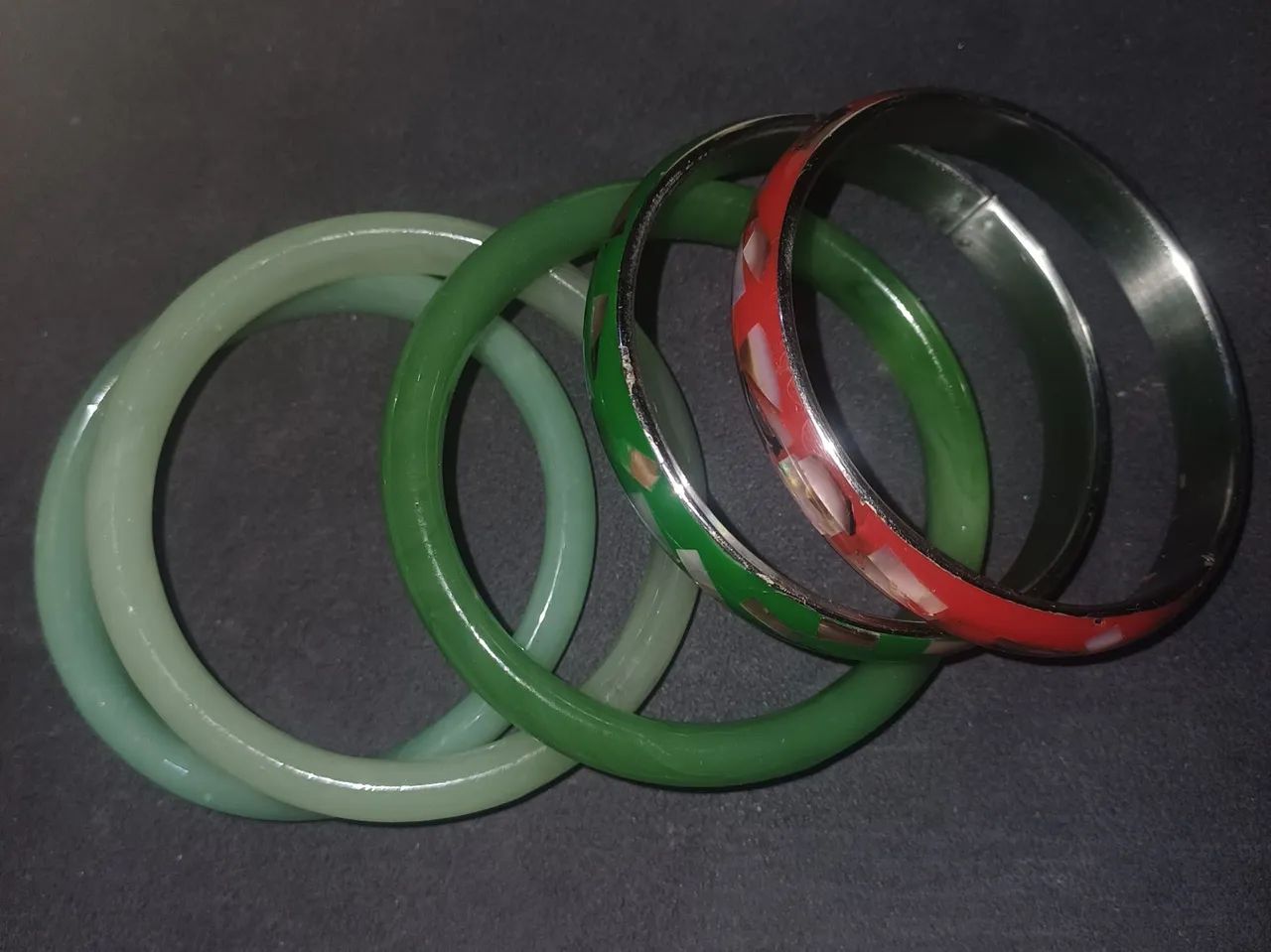 3 pulseiras de vidro e 2 de aço e madrepérola  - Foto 5