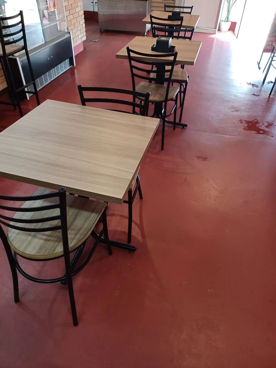 Vendo Conjunto  com 8 mesas com cadeiras - Foto 2