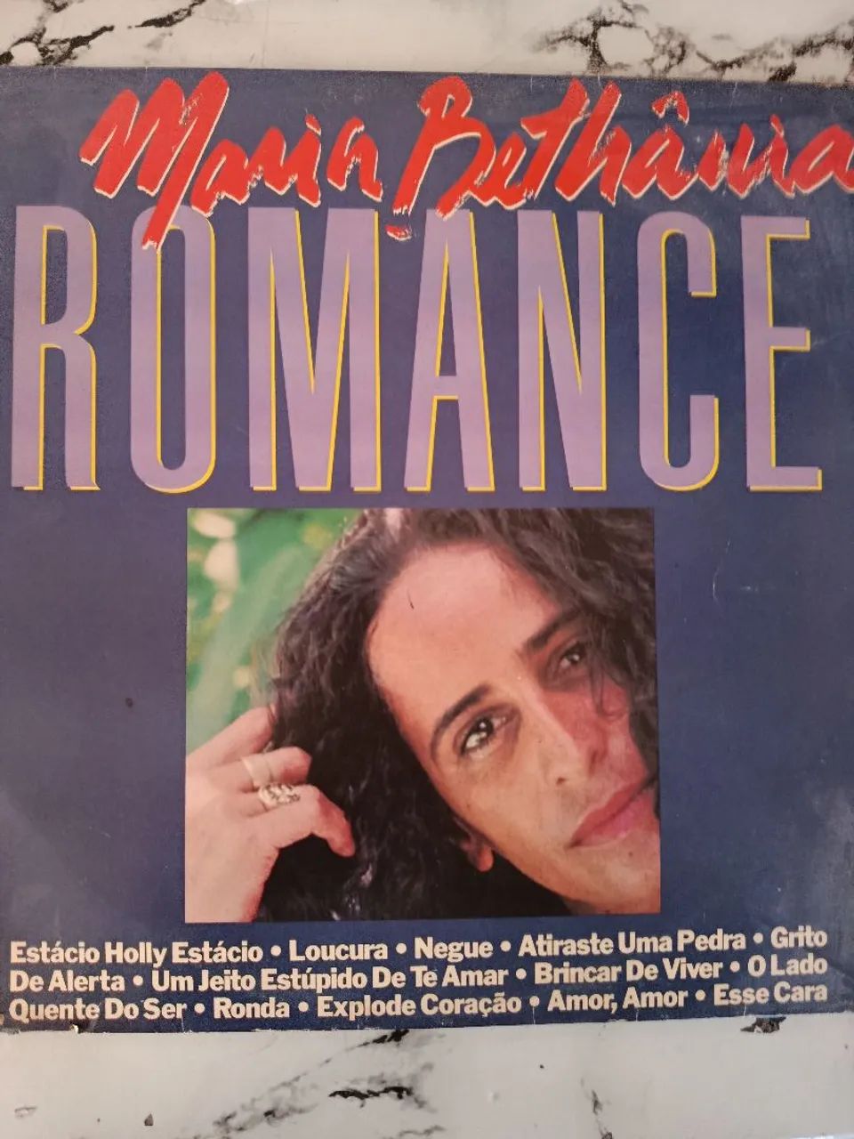 Vinil Maria Betânia, Romance
