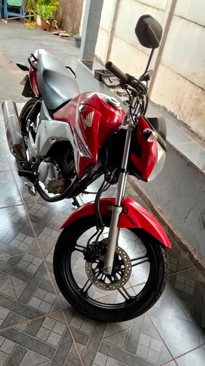 VENDO MOTO TITAN
