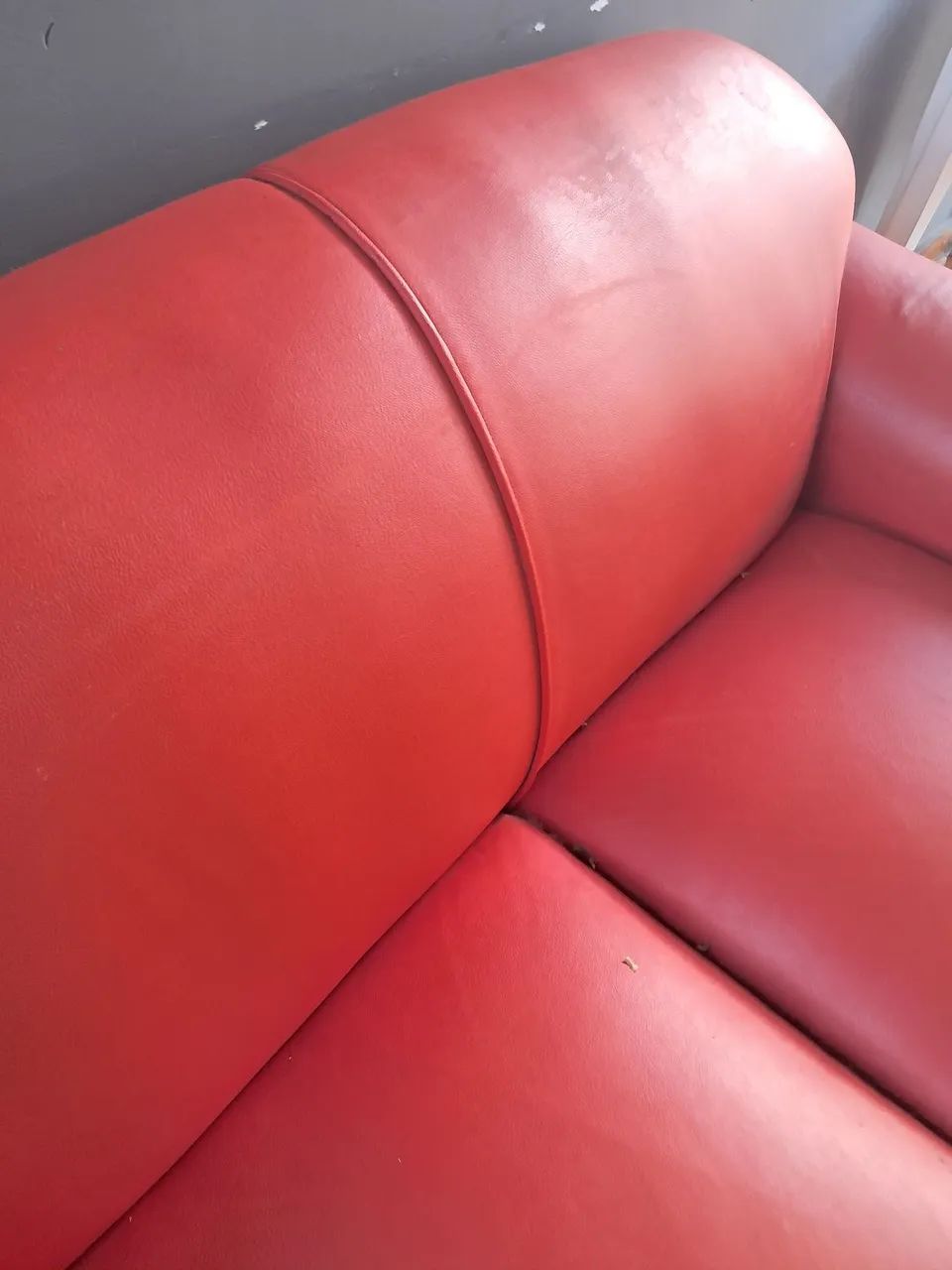 Sofá Vintage 2/3 lugares em Corino Vermelho  - Foto 3