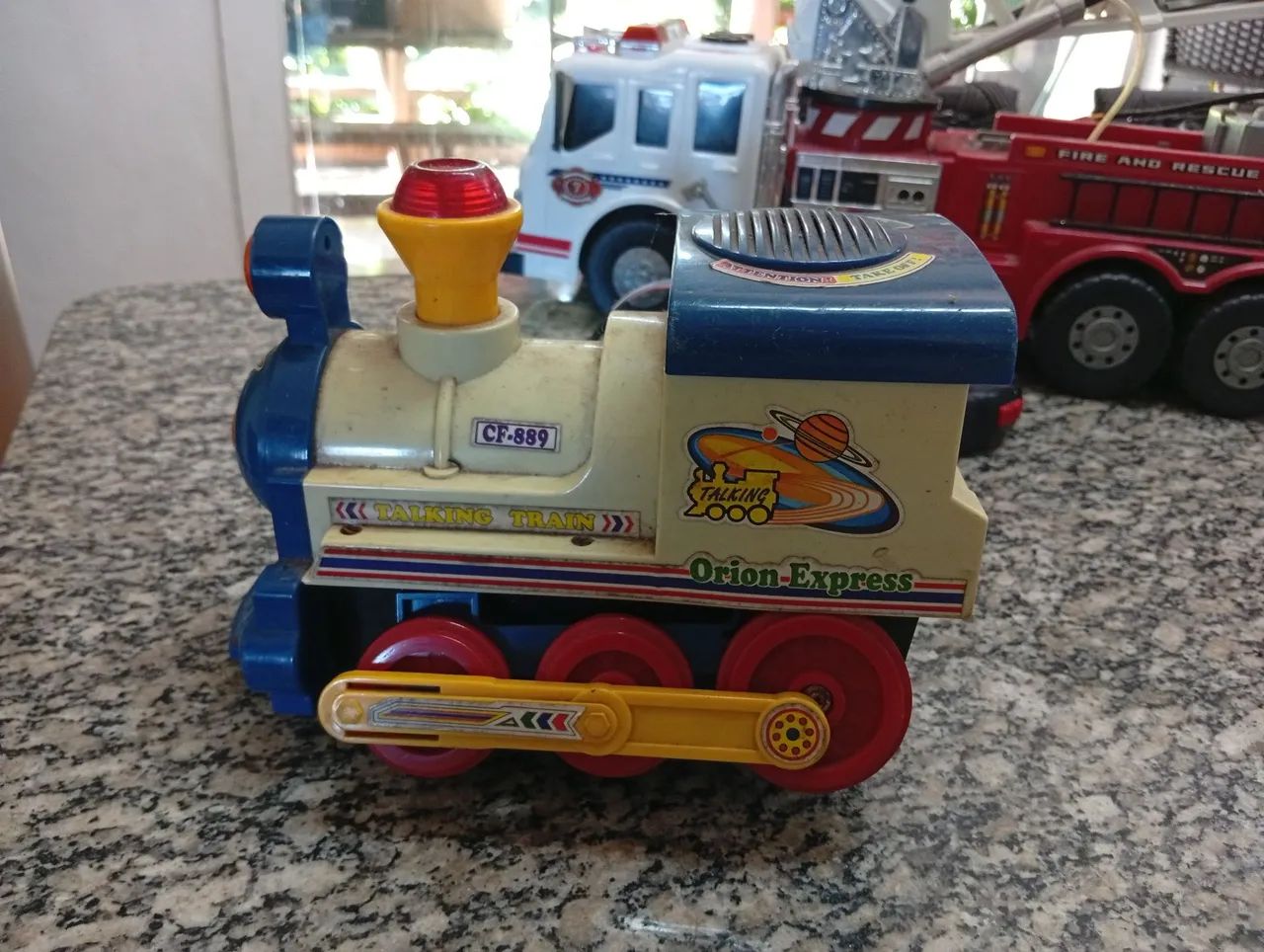 Brinquedo trem antigo 
