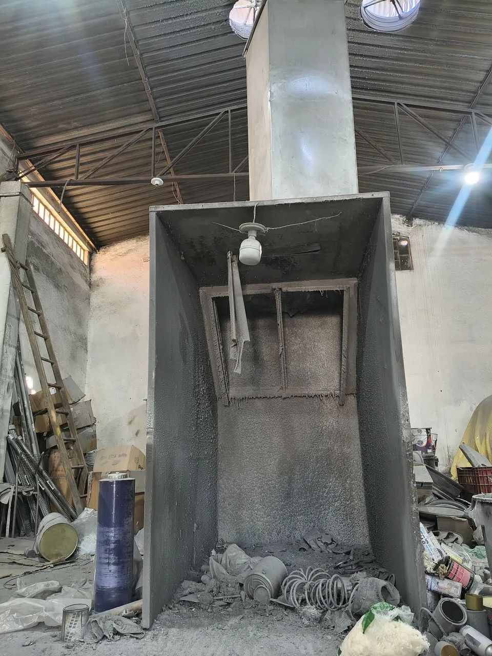 Cabine de pintura usada com motor funcionando perfeitamente 