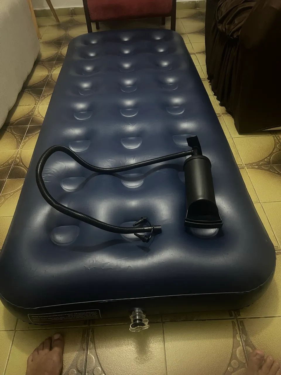 COLCHÃO INFLÁVEL SOLTEIRO COM BOMBA   - Foto 2
