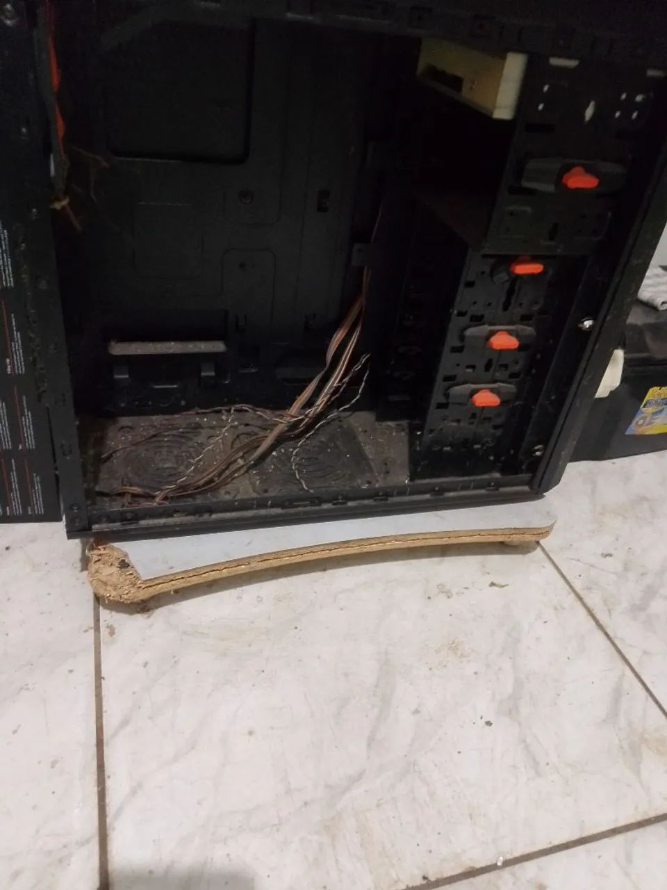 Gabinete Cougar Solution das antiga