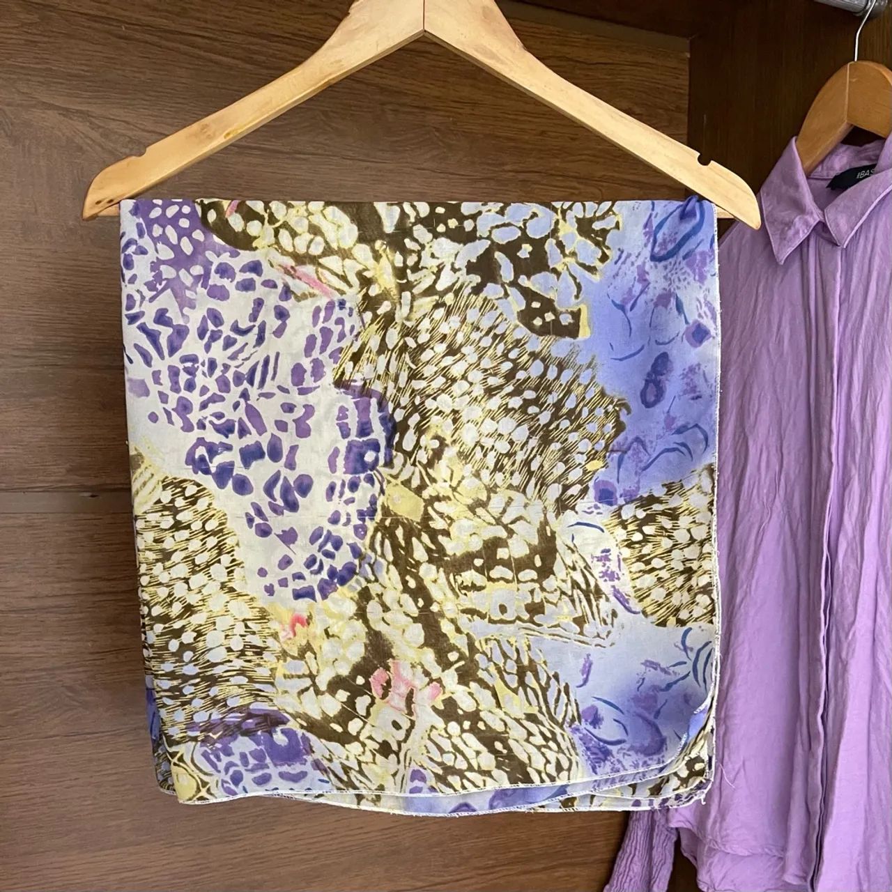 Kit com 3 blusas e 1 lenço - Foto 5