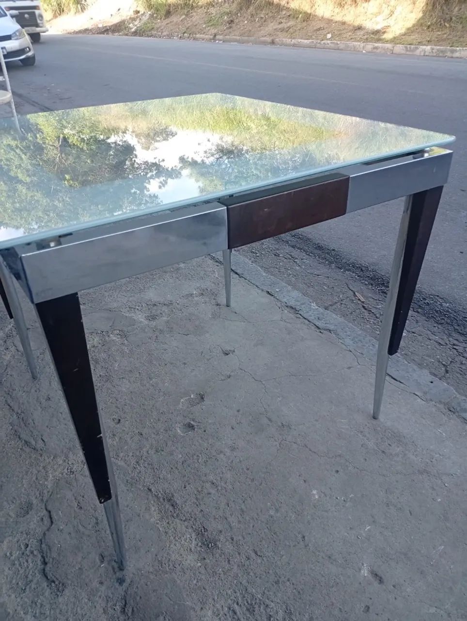 Mesa quadrada com vidro trabalhado e pés cromado  - Foto 4