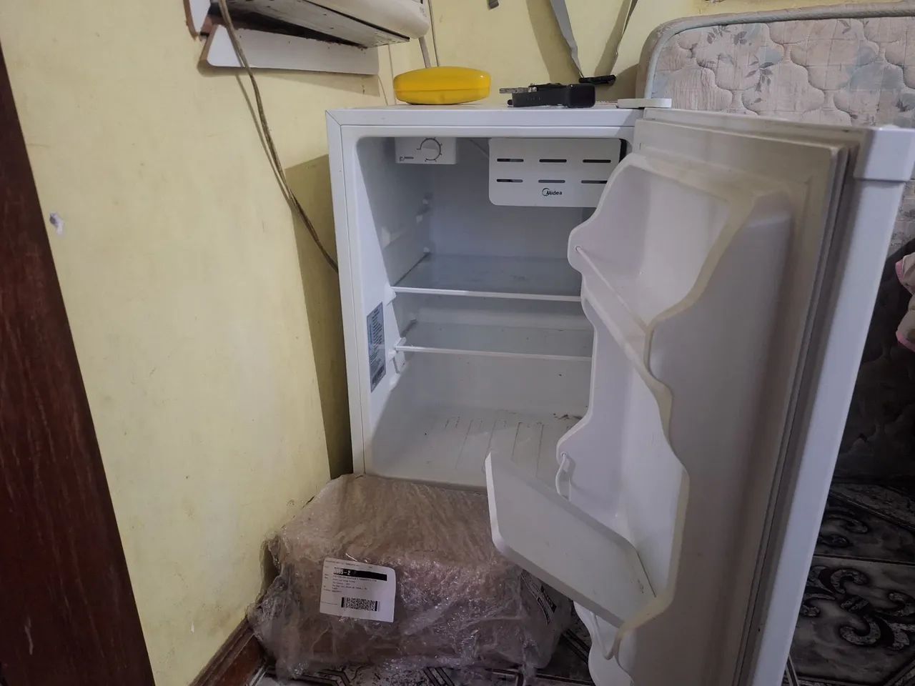 Frigobar da Midea 67L semi novo!!! - Foto 2