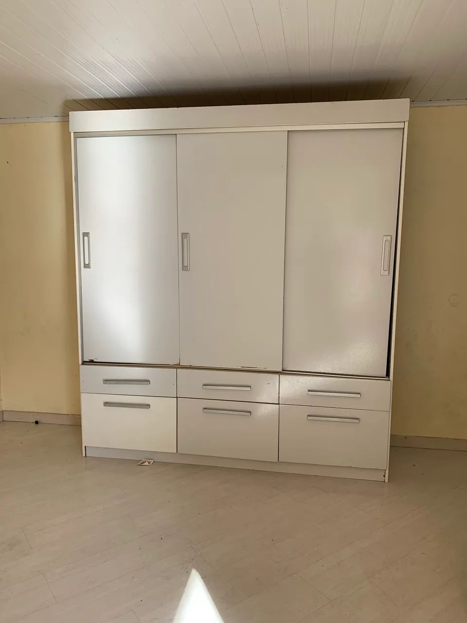 Guarda roupas com porta de correr 