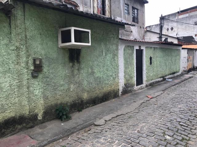Casa 2 quartos, sala, cozinha, banheiro, área e quintal. Centro de São João de Meriti
