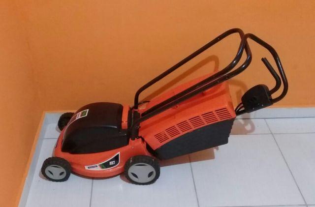 Máquina de cortar grama