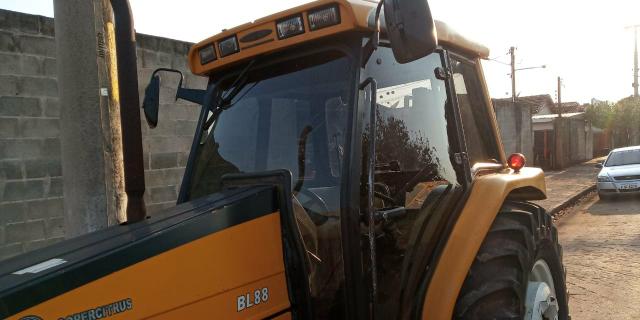 Trator Valtra BL88 4x4 gabinado - Foto 3