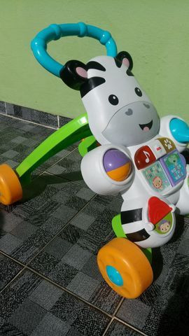 Andador Fisher Price com atividades,músicas e som de animais Mto Lindo - Foto 2