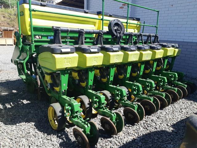Plantadeira John Deere 1100-08 linhas a vácuo