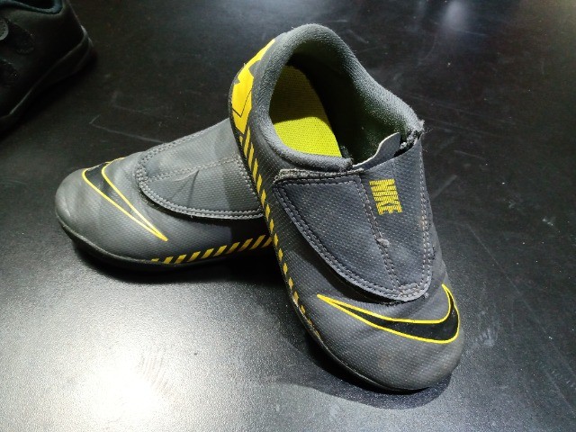 Chuteira Nike - cinza com amarelo - Foto 2