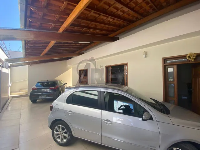 A casa é localizada ao lado da Escola Normal,