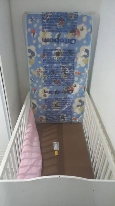 Berço de bebê com colchão