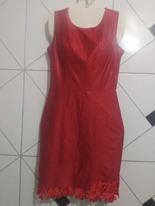 Vestido vermelho de couro com renda