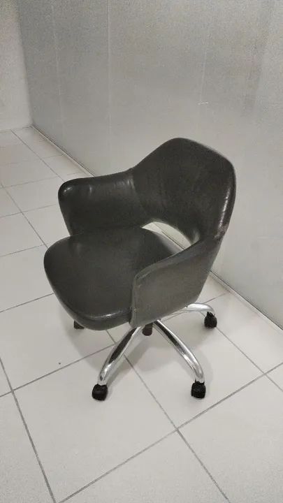 Cadeira de escritório semi- nova