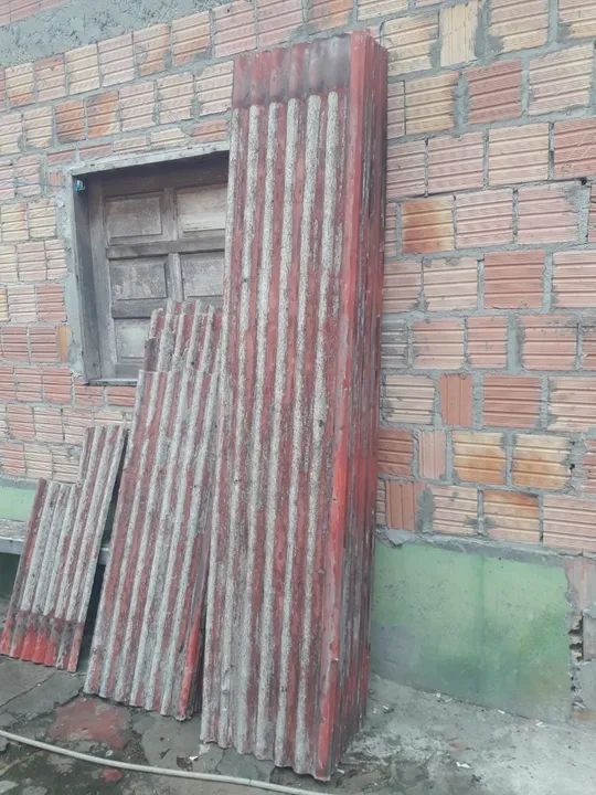 Vende-se 33 telhas Brasilit+14 unidades menores 