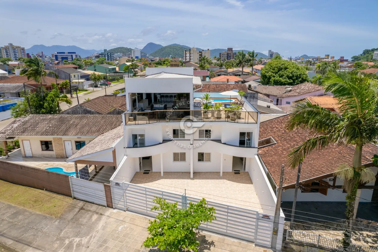 Sobrado à venda em Guaratuba com 6 quartos e 6 vagas 300m²