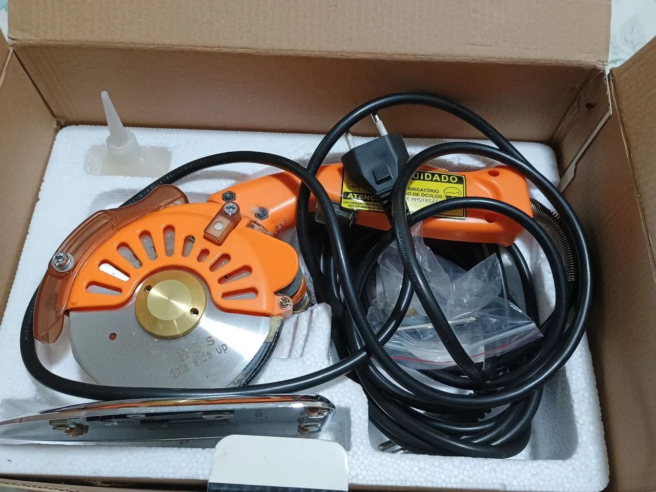 Máquina de cortar tecido