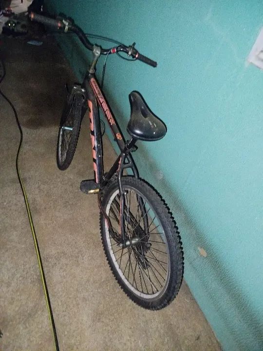 Vende-se bicicleta aro 26 praticamente montada só falta os cabos de freio e da marcha  - Foto 2
