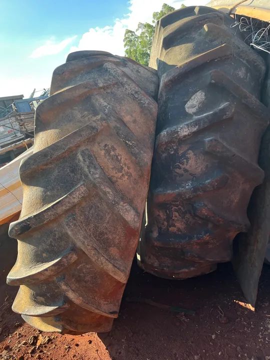 2 Pneus e 2 Rodas da colheitadeira 10.4/15-30 - Foto 2