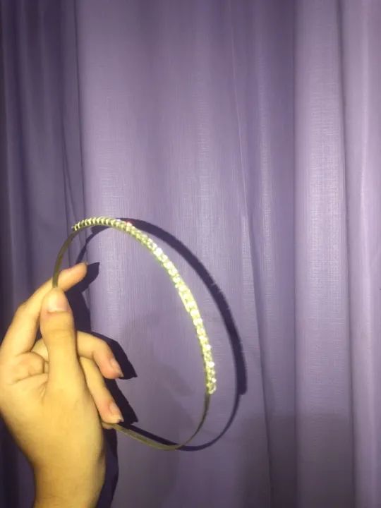 Tiara prata de pedrinhas brilhosas - Foto 2