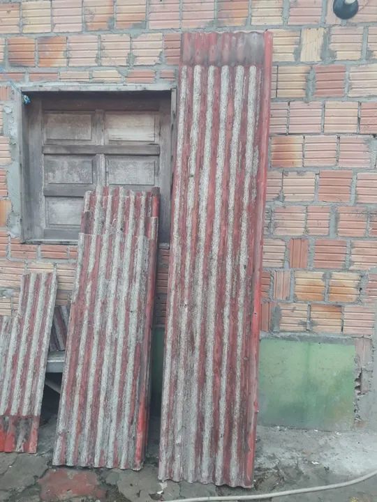 Vende-se 33 telhas Brasilit+14 unidades menores  - Foto 2
