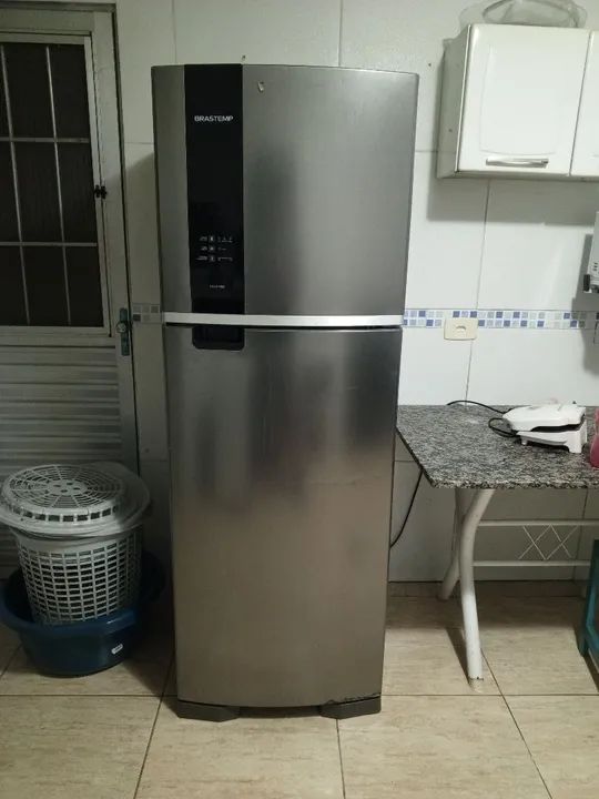 Vendo Geladeira Brastemp semi nova. 