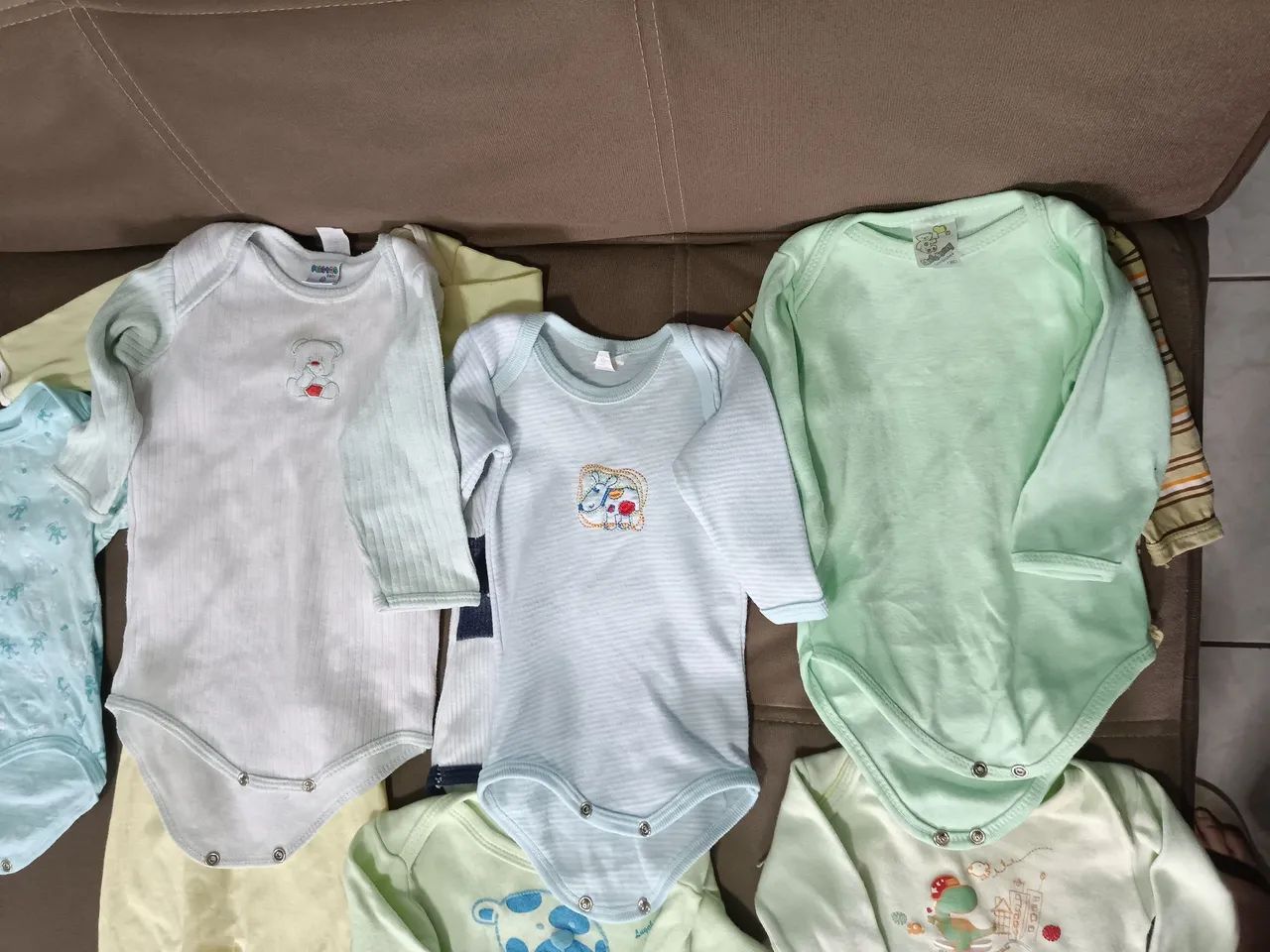 Lote de Roupas de Bebê - Macacões e Bodies - Tamanho RN,P, M, GG, tamanhos variados  - Foto 4