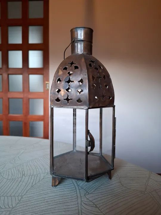 Lanterna decorativa vintage de metal e vidro comprada na Índia