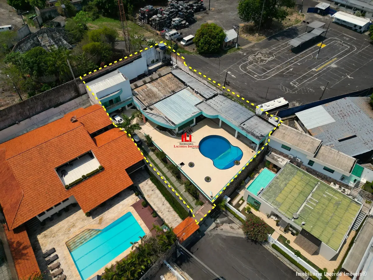 Jardim Itaoca, Casa com 6 suítes, sendo 5 no térreo e 1 suítes ampla no pavimento superior