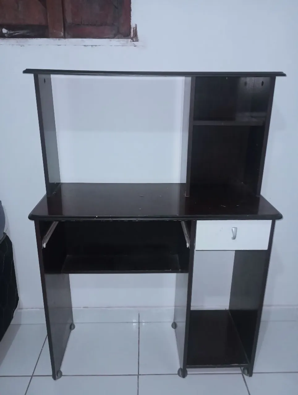 Escrivaninha/Mesa para Computador com Gavetas e Nichos - Ótima para Estudo Home Office!