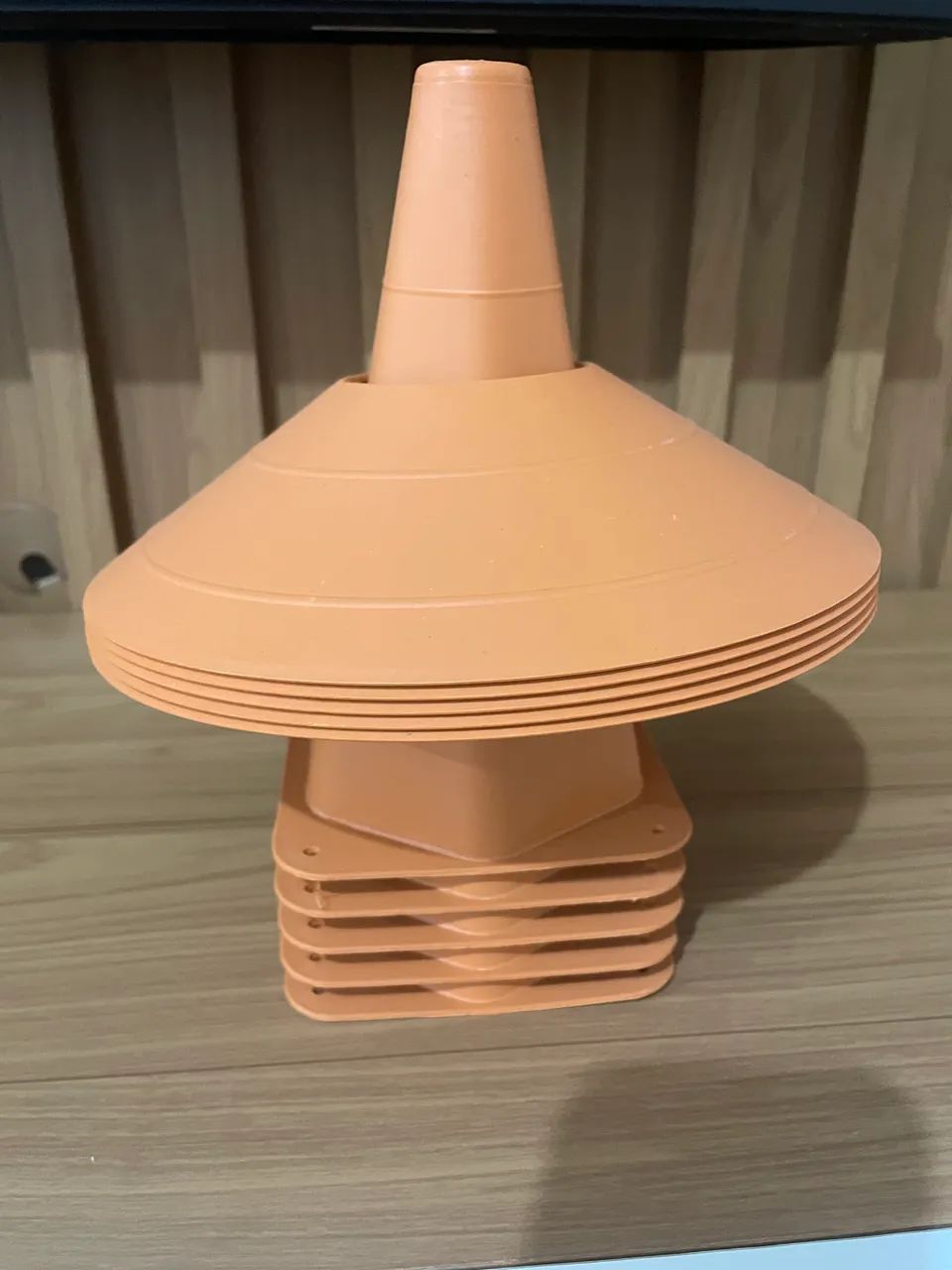 Cones e chapéu 