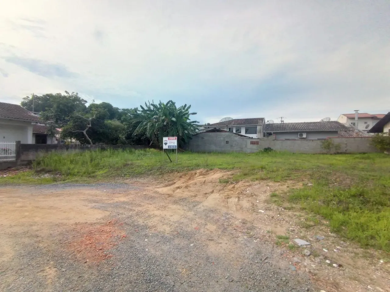 Terreno plano ideal pra construção de uma casa. São 365,00 m² sendo 22,00 de frente. Escri