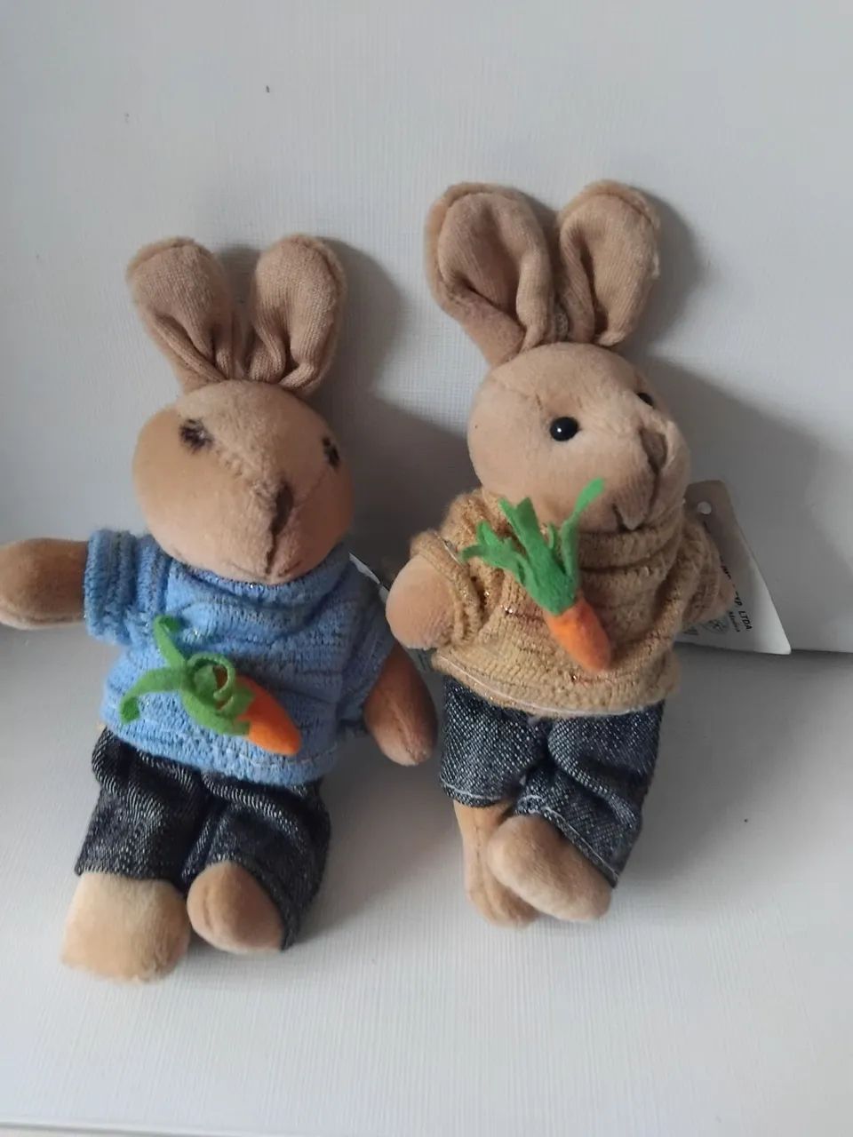 Par de coelhinhos de pelúcia