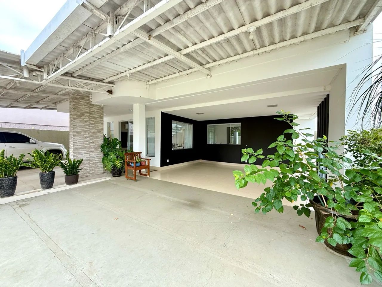 Vende-se casa de Alto Padrão com  05 suítes no Caçari - Foto 2