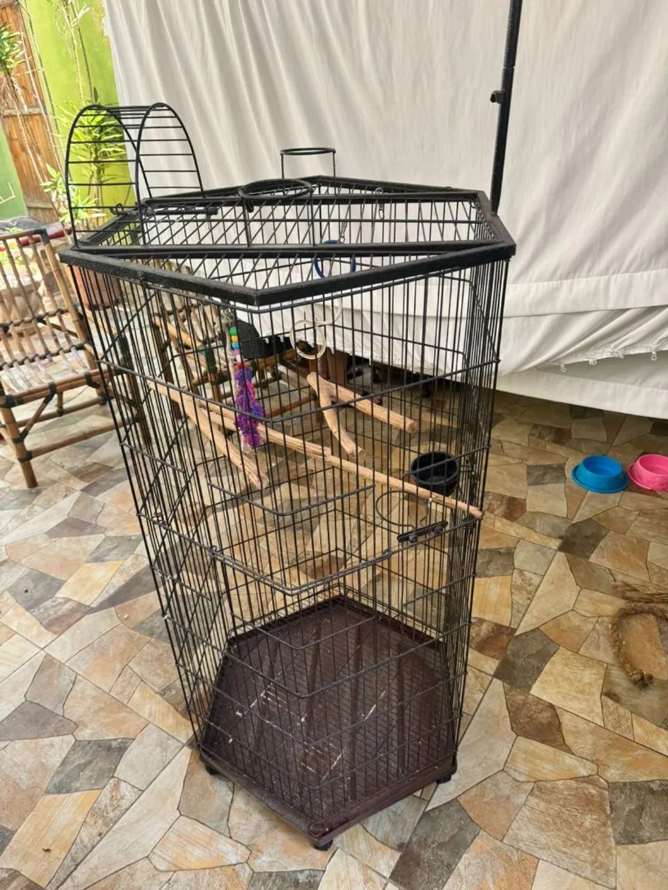 Gaiola para aves de médio a grande porte.