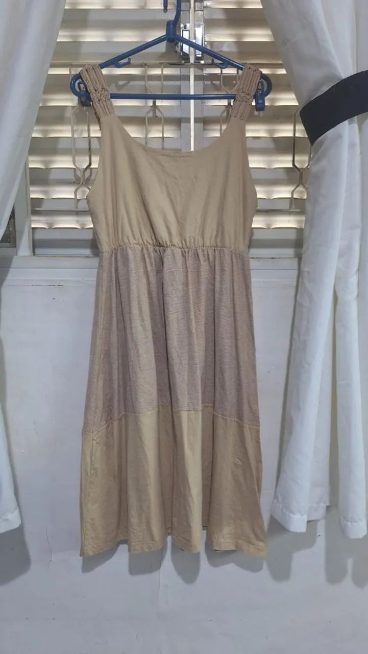 Vendo Vestido bege com detalhes florais Novo - Foto 3