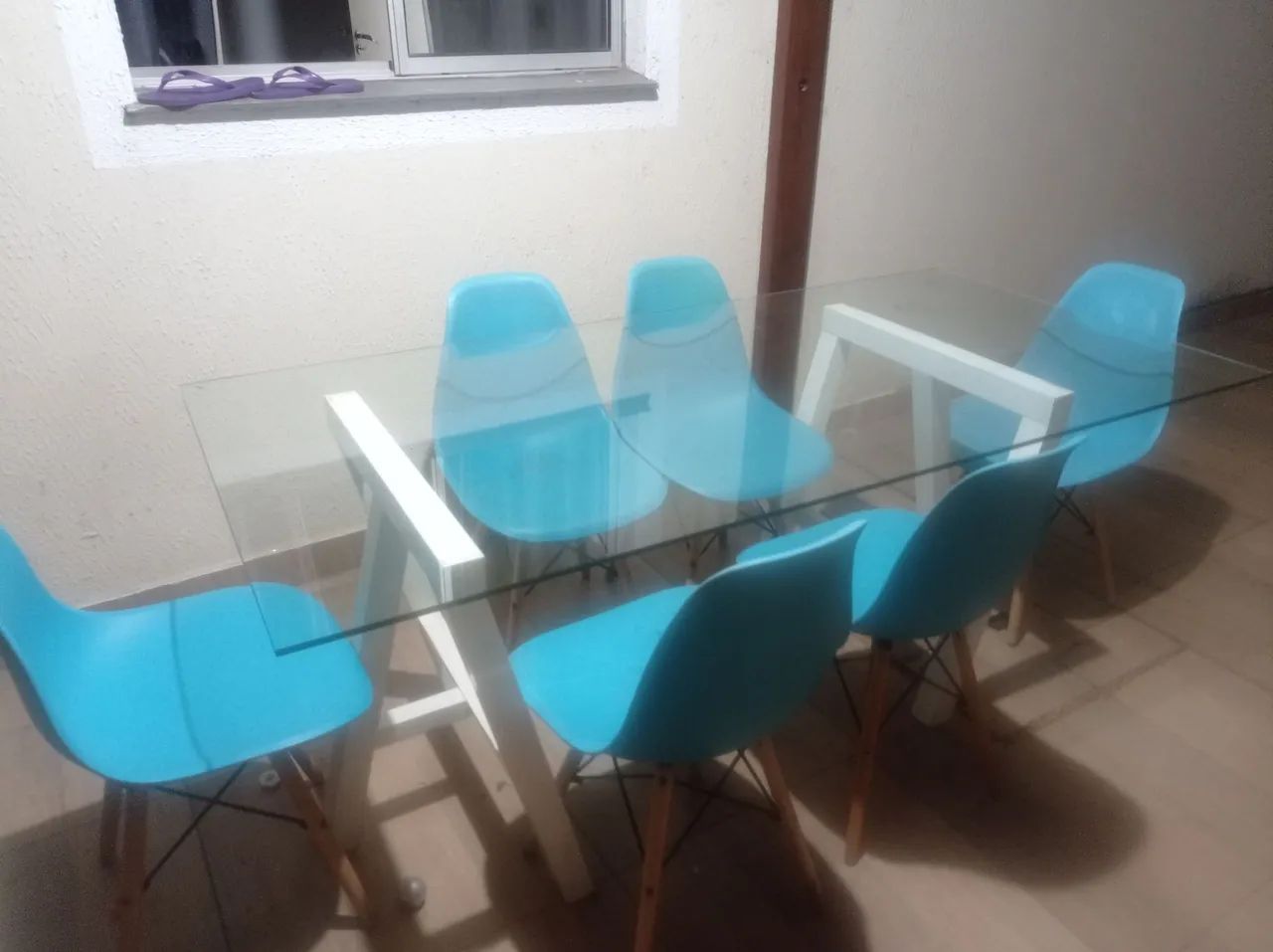 Mesa de vidro com 6 cadeiras azuis