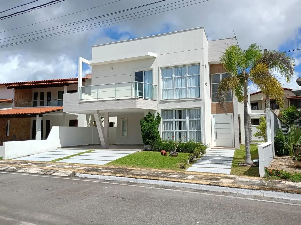 Sobrado para aluguel possui 210 metros quadrados com 4 quartos
