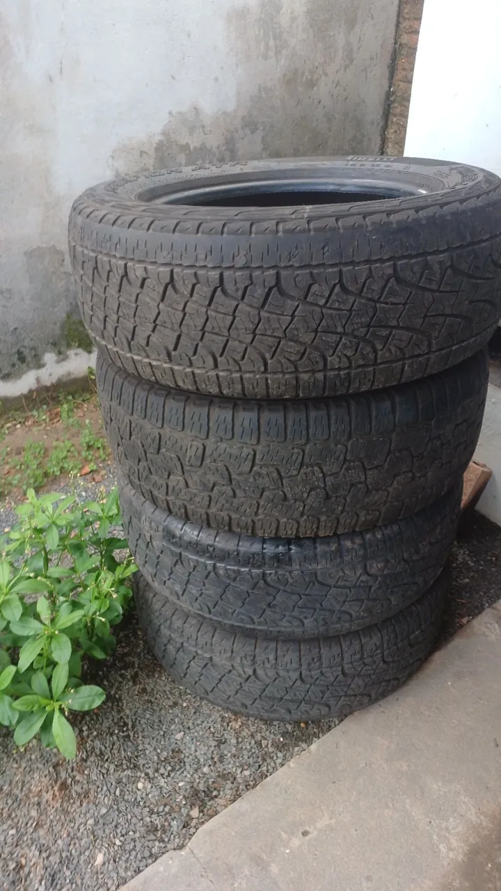 Vendo ou troco Pneus 265 60 18