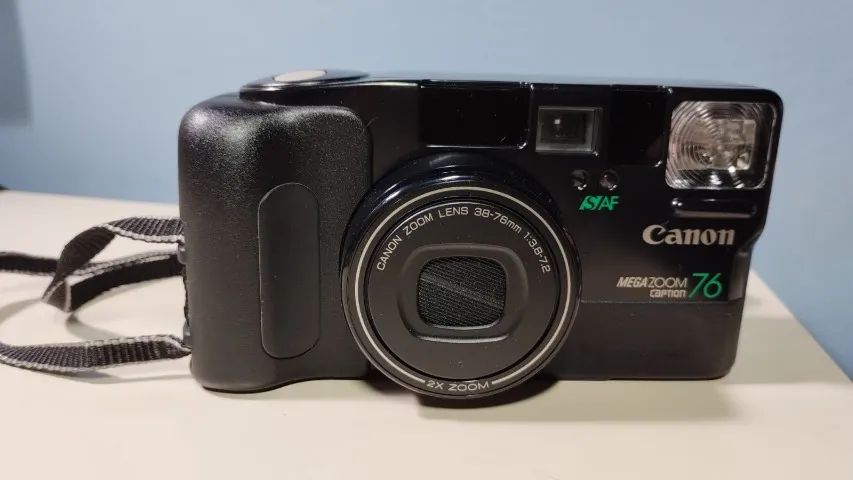 Máquina analógica Canon Sure Shot Mega Zoom 76 (anos 1990