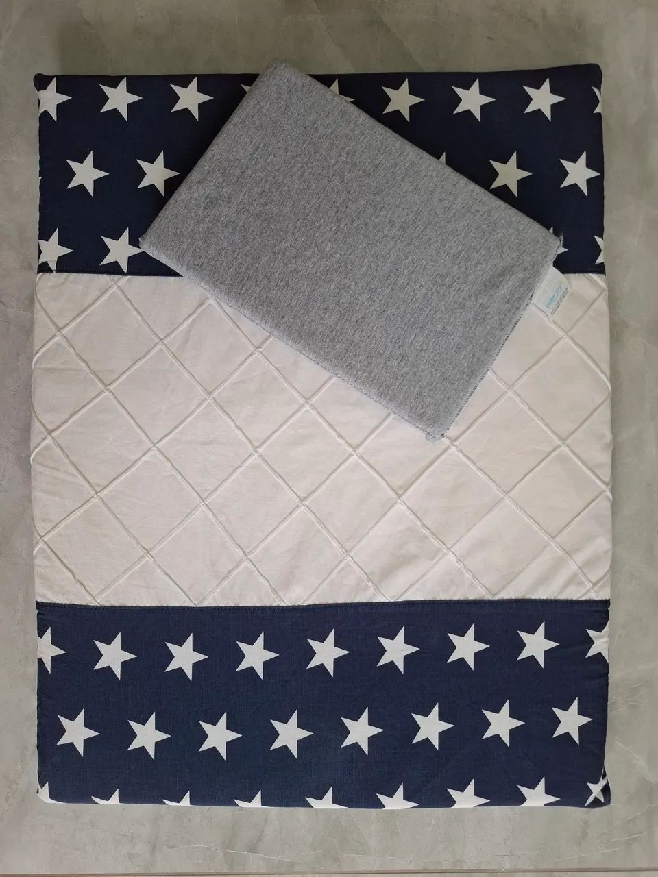 Trocador de cômoda e travesseiro bebê 