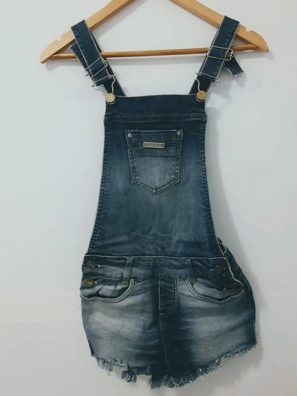 Jardineira jeans usada