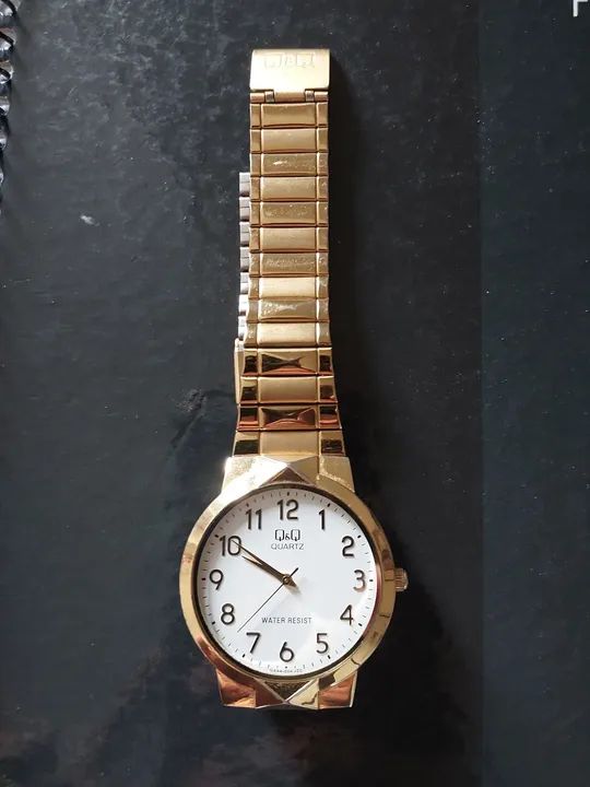 Relógio de pulso dourado Q&Q